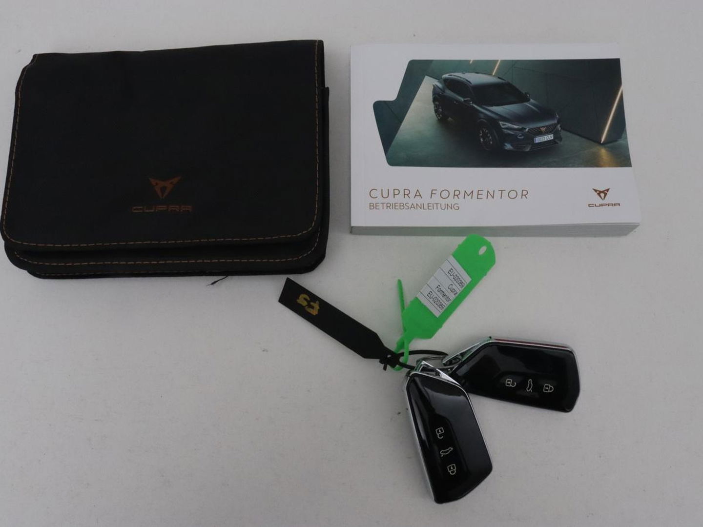 CUPRA Formentor 1.4 eHybrid | Stoelverwarming | Carplay | Adaptive cruise | Sfeerverlichting | Navigatie | Keyless | Stuurverwarming | Full LED | PHEV | Plug In