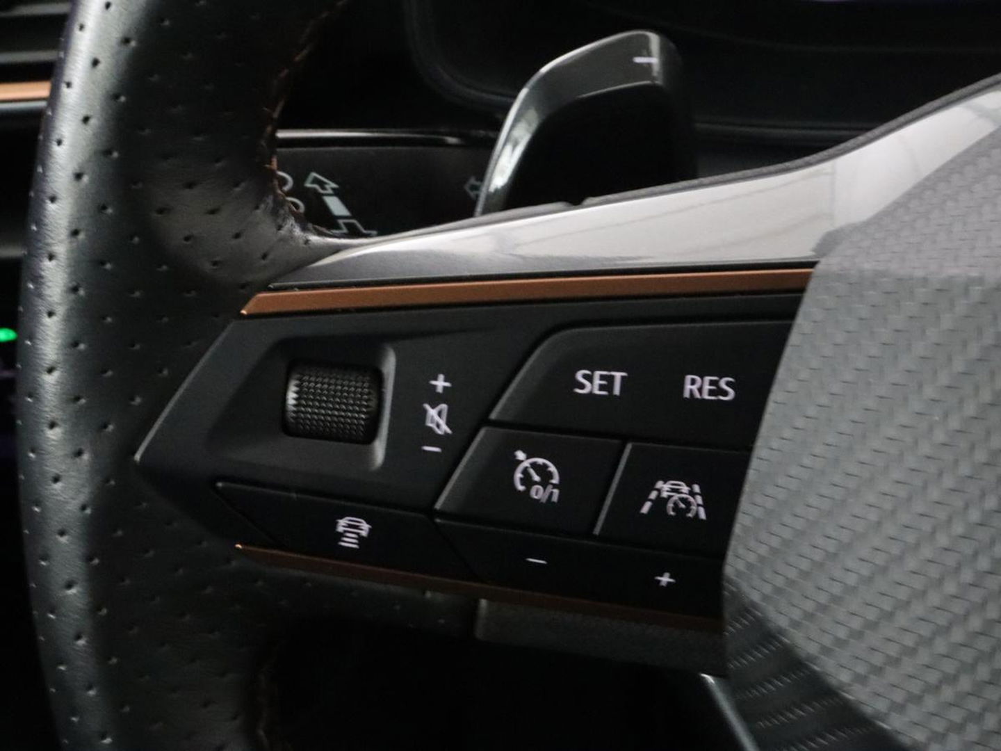 CUPRA Formentor 1.4 eHybrid | Stoelverwarming | Carplay | Adaptive cruise | Sfeerverlichting | Navigatie | Keyless | Stuurverwarming | Full LED | PHEV | Plug In