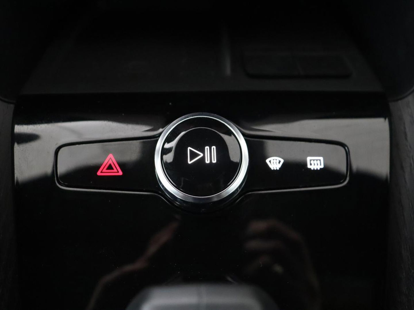 Polestar 2 Long Range Dual Motor Launch Edition 78kWh | Panoramadak | Trekhaak | 360 Camera | Achterbankverwarming | Adaptive cruise | Carplay | Camera | Stoelverwarming | Keyless