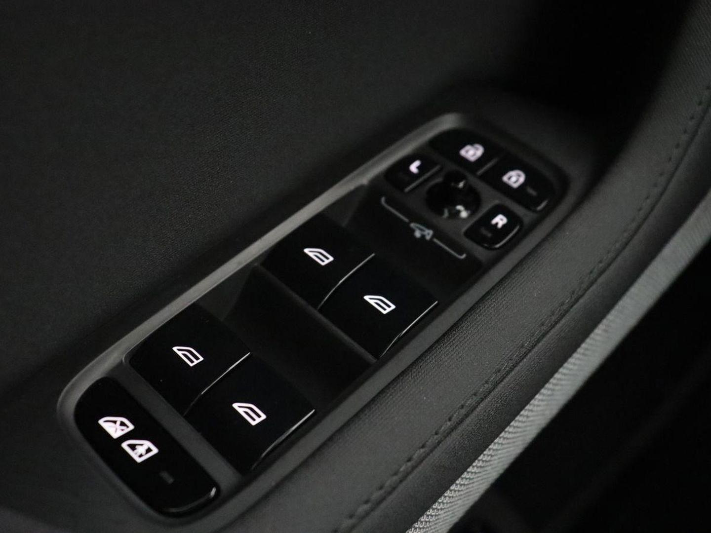 Polestar 2 Long Range Dual Motor Launch Edition 78kWh | Panoramadak | Trekhaak | 360 Camera | Achterbankverwarming | Adaptive cruise | Carplay | Camera | Stoelverwarming | Keyless