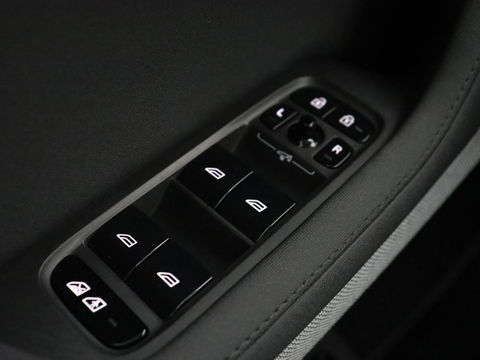 Polestar 2 Long Range Dual Motor Launch Edition 78kWh | Panoramadak | Trekhaak | 360 Camera | Achterbankverwarming | Adaptive cruise | Carplay | Camera | Stoelverwarming | Keyless