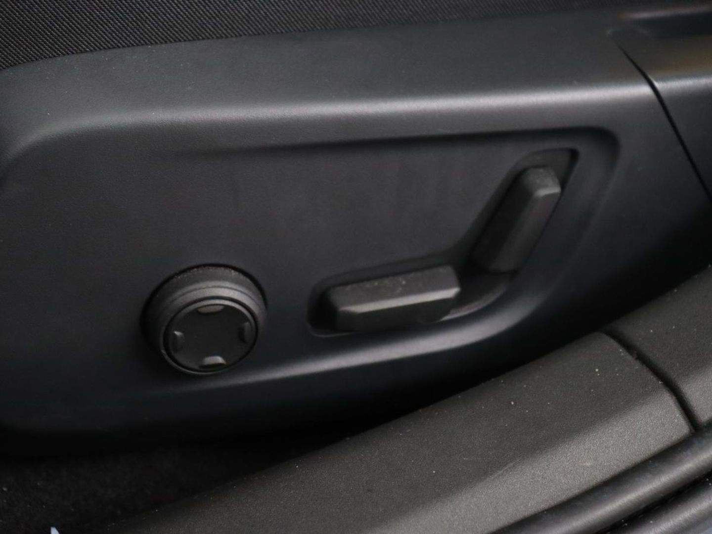 Polestar 2 Long Range Dual Motor Launch Edition 78kWh | Panoramadak | Trekhaak | 360 Camera | Achterbankverwarming | Adaptive cruise | Carplay | Camera | Stoelverwarming | Keyless