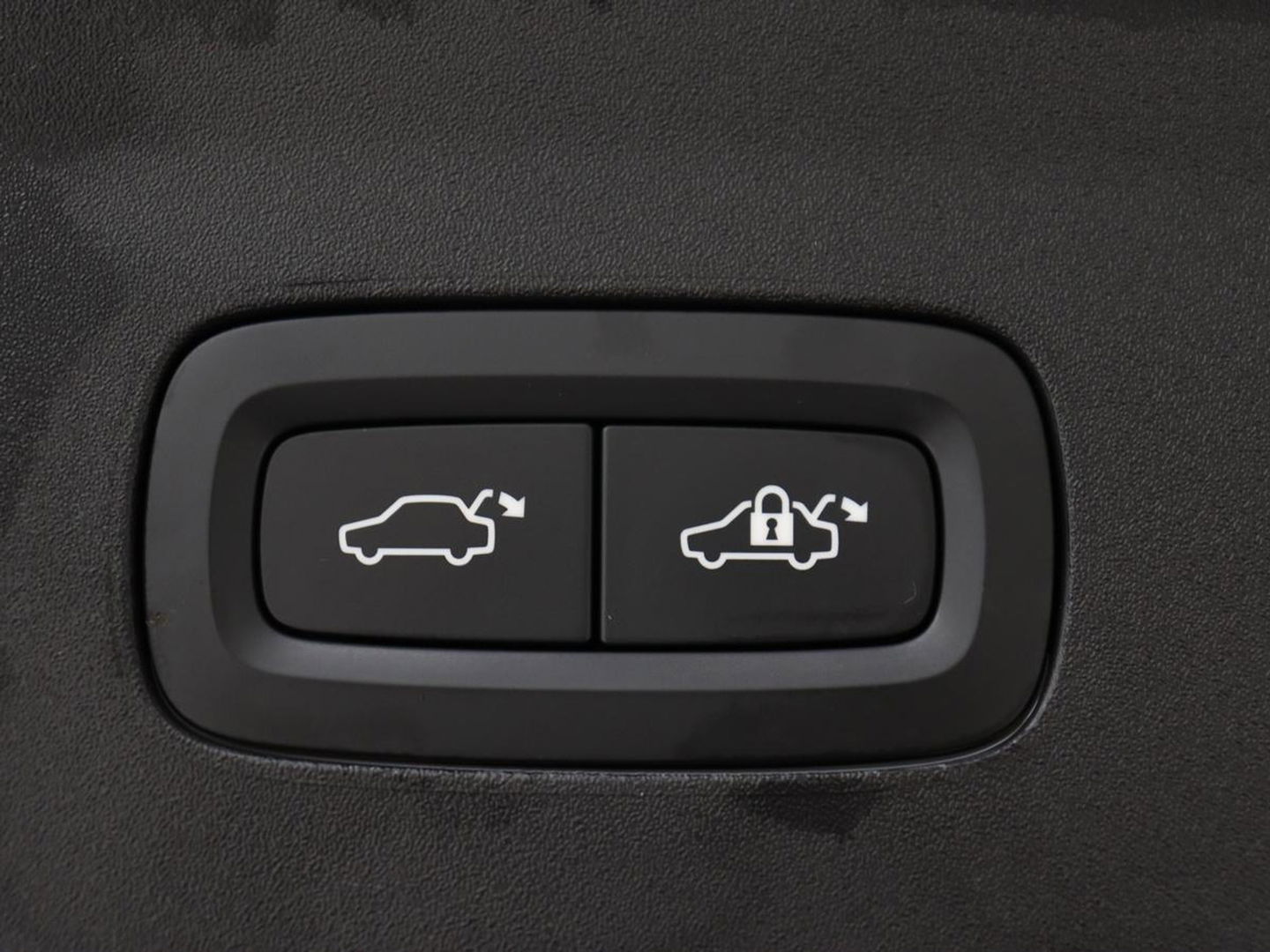 Polestar 2 Long Range Dual Motor Launch Edition 78kWh | Panoramadak | Trekhaak | 360 Camera | Achterbankverwarming | Adaptive cruise | Carplay | Camera | Stoelverwarming | Keyless