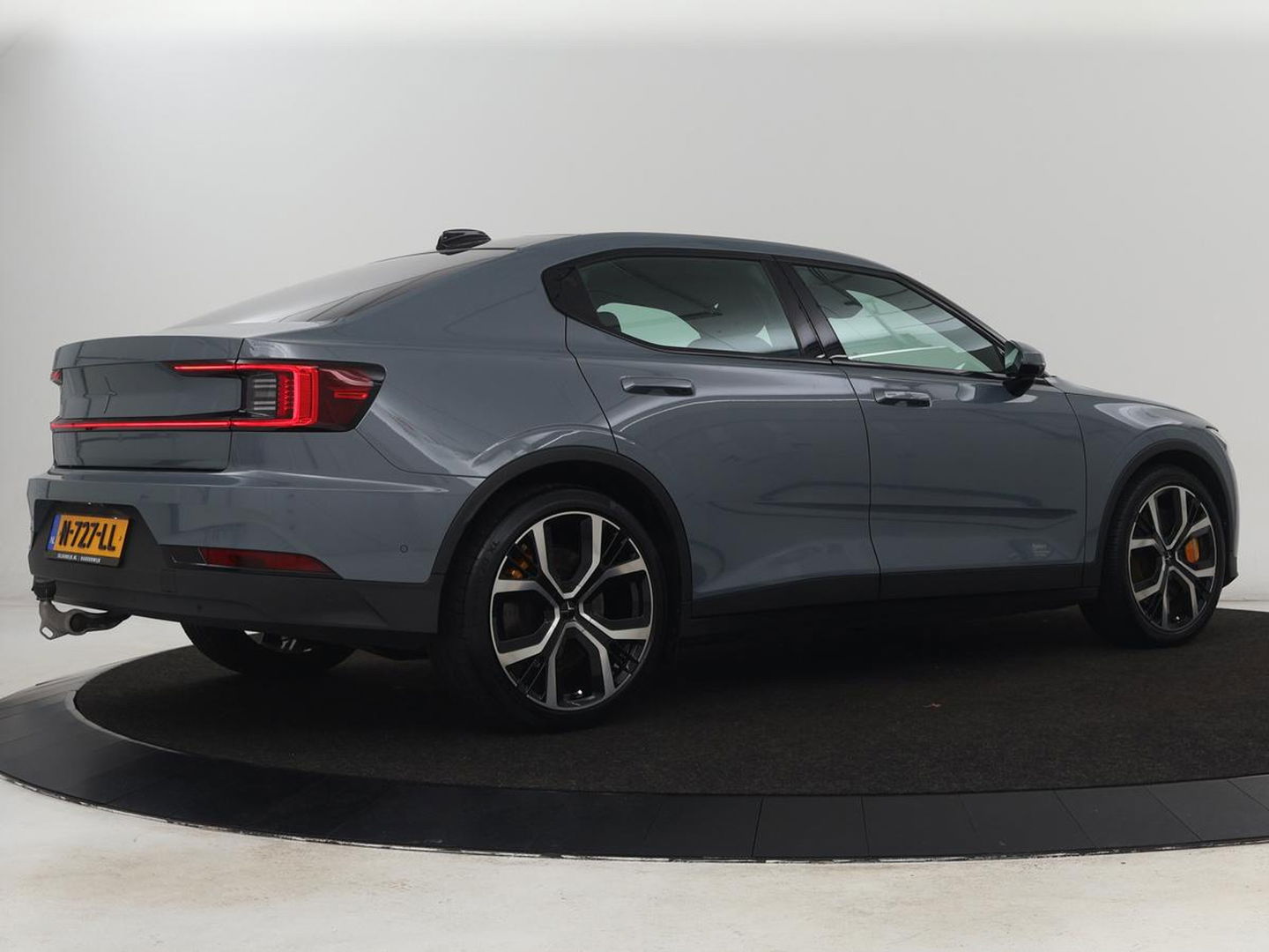 Polestar 2 Long Range Dual Motor Launch Edition 78kWh | Panoramadak | Trekhaak | 360 Camera | Achterbankverwarming | Adaptive cruise | Carplay | Camera | Stoelverwarming | Keyless