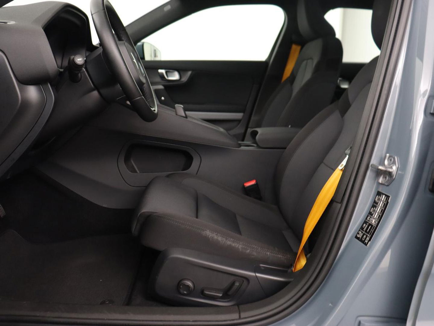 Polestar 2 Long Range Dual Motor Launch Edition 78kWh | Panoramadak | Trekhaak | 360 Camera | Achterbankverwarming | Adaptive cruise | Carplay | Camera | Stoelverwarming | Keyless