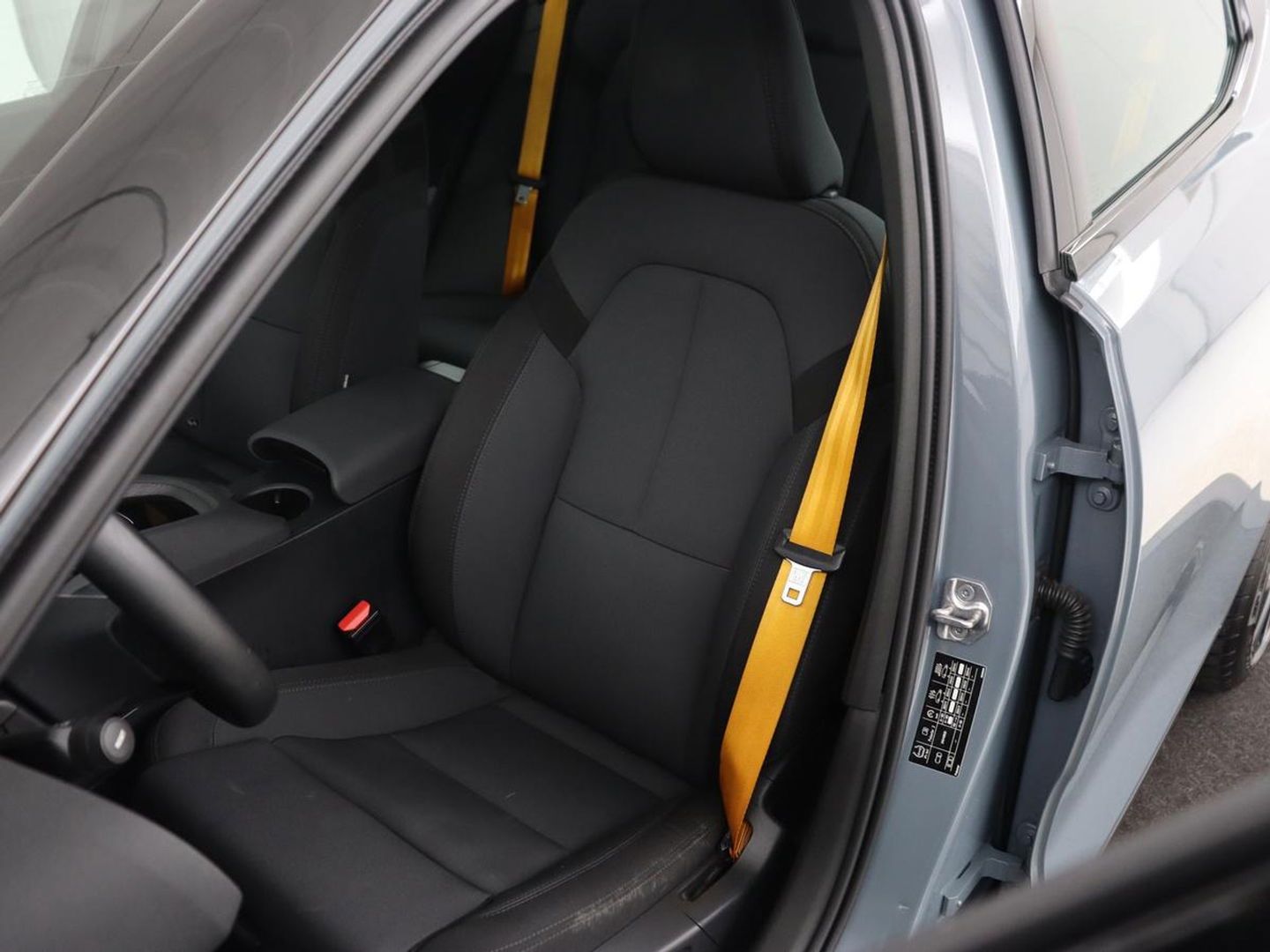 Polestar 2 Long Range Dual Motor Launch Edition 78kWh | Panoramadak | Trekhaak | 360 Camera | Achterbankverwarming | Adaptive cruise | Carplay | Camera | Stoelverwarming | Keyless