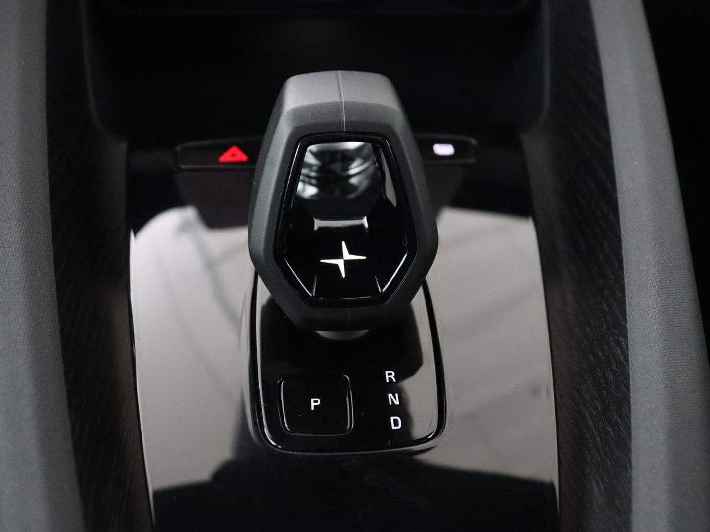 Polestar 2 Long Range Dual Motor Launch Edition 78kWh | Panoramadak | Trekhaak | 360 Camera | Achterbankverwarming | Adaptive cruise | Carplay | Camera | Stoelverwarming | Keyless