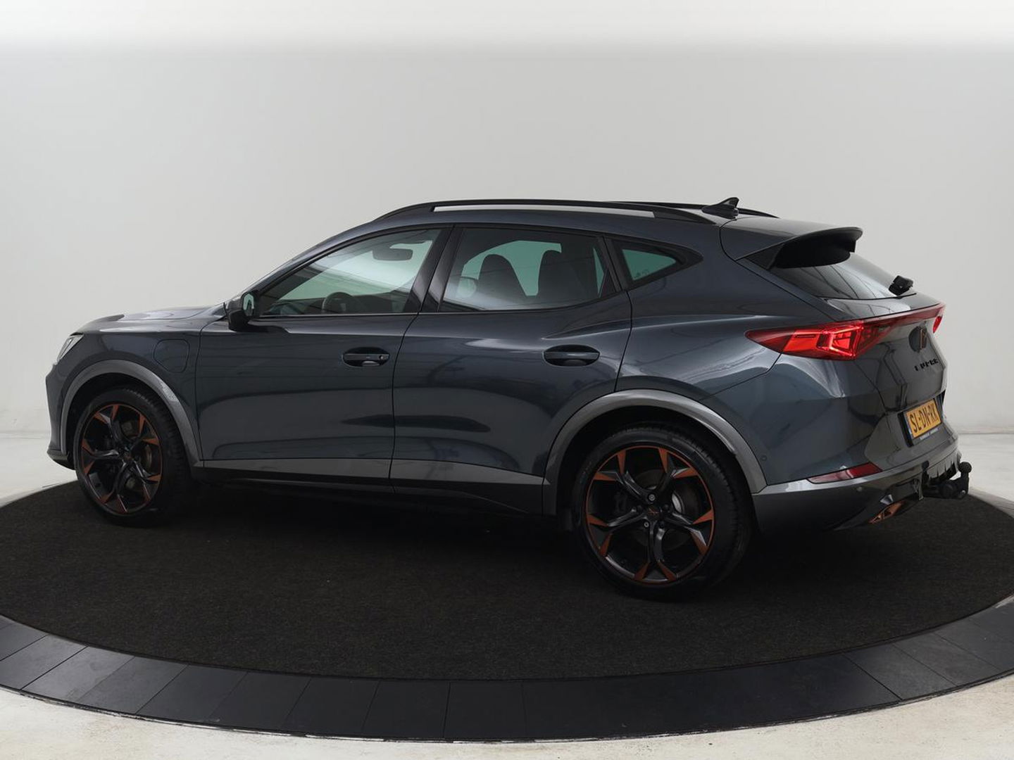 CUPRA Formentor 1.4 eHybrid VZ | 245pk | Trekhaak | Leder | Stoelverwarming | Camera | Carplay | Adaptive cruise | Memory | Keyless | 19'' | Full LED | Sportstoelen | PHEV | Plug In
