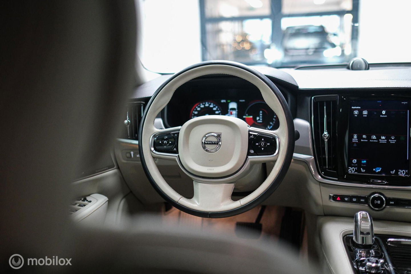 Volvo S90 2.0 T8 AWD Inscription | Luchtvering | B&W audio | Stoelkoeling | Trekhaak | NL auto NAP | 20 inch | Massage | rijklaar |