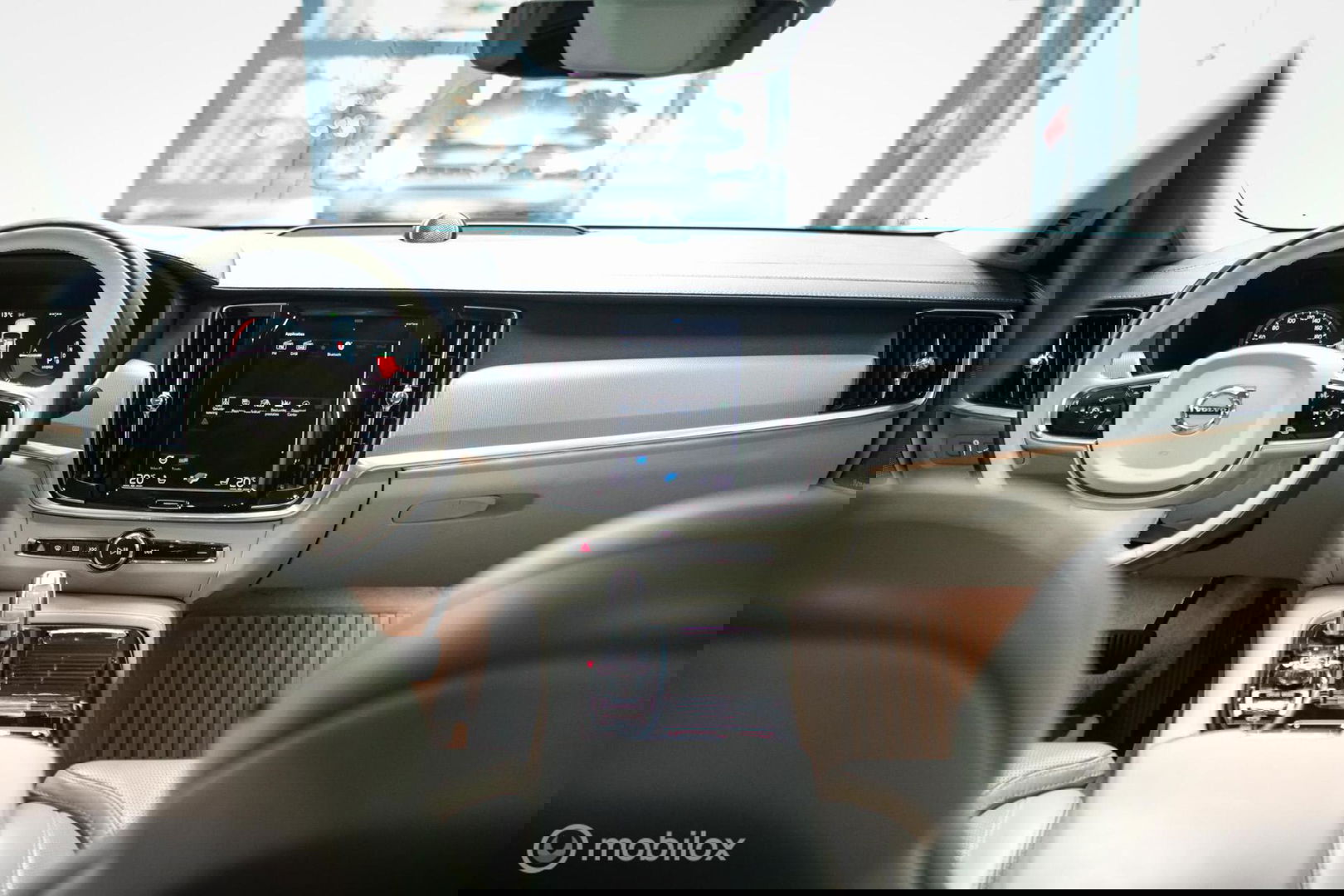 Volvo S90 2.0 T8 AWD Inscription | Luchtvering | B&W audio | Stoelkoeling | Trekhaak | NL auto NAP | 20 inch | Massage | rijklaar |