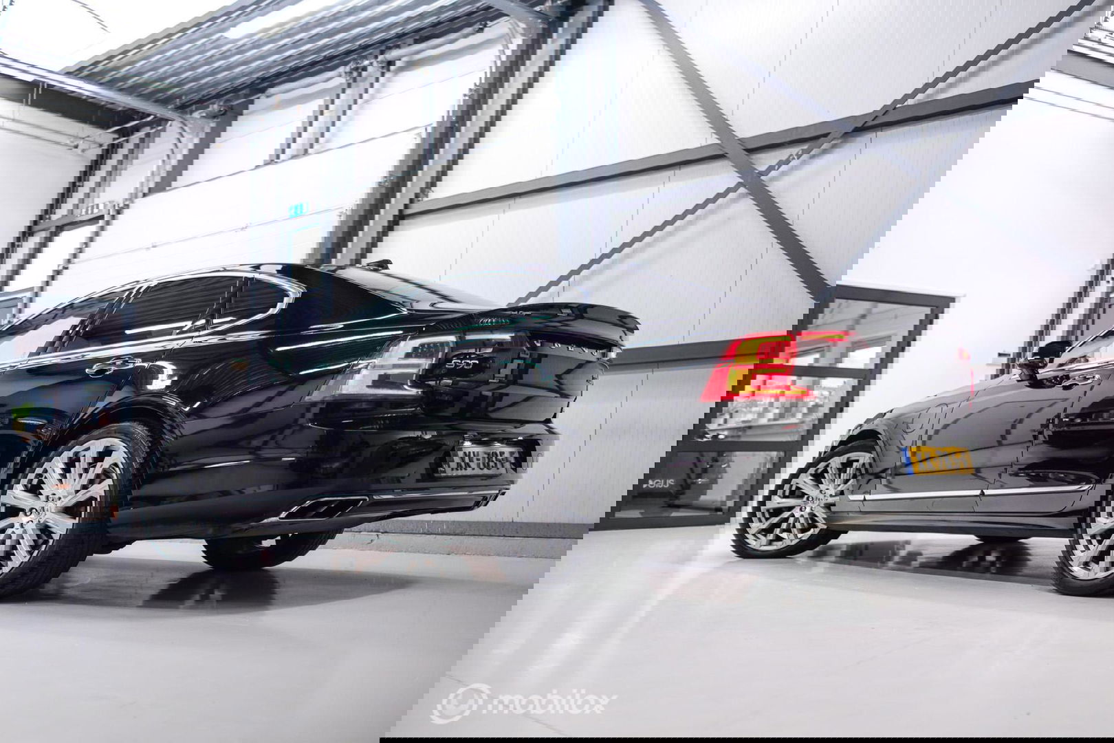 Volvo S90 2.0 T8 AWD Inscription | Luchtvering | B&W audio | Stoelkoeling | Trekhaak | NL auto NAP | 20 inch | Massage | rijklaar |