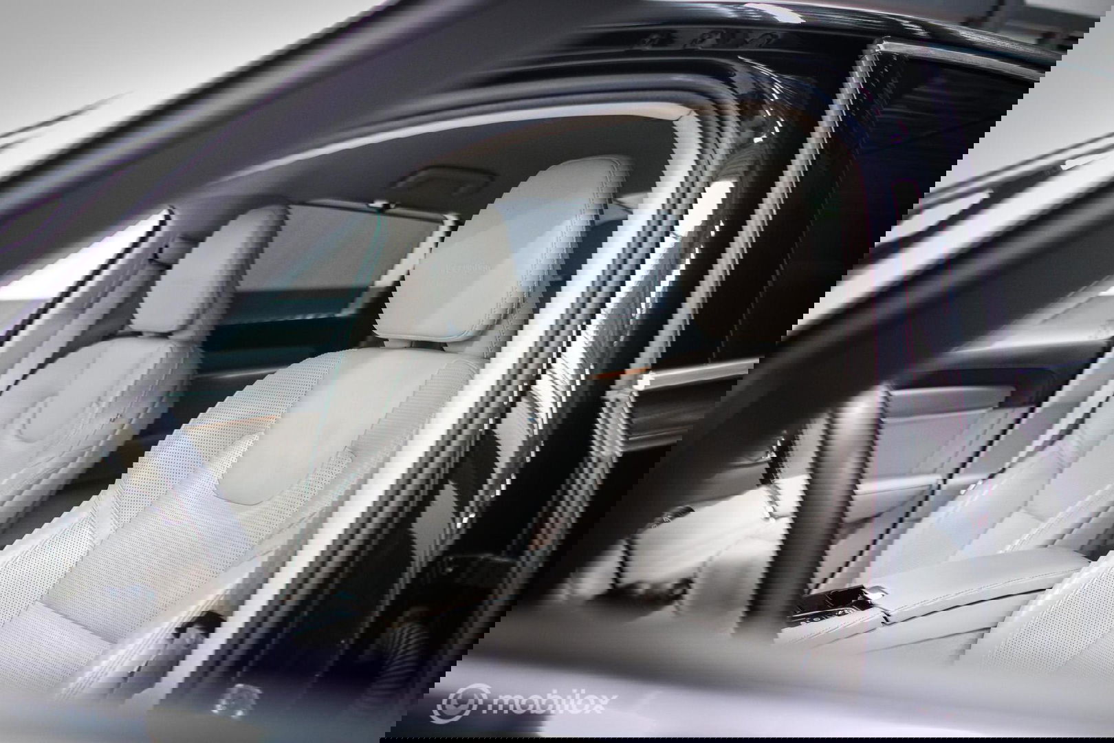 Volvo S90 2.0 T8 AWD Inscription | Luchtvering | B&W audio | Stoelkoeling | Trekhaak | NL auto NAP | 20 inch | Massage | rijklaar |