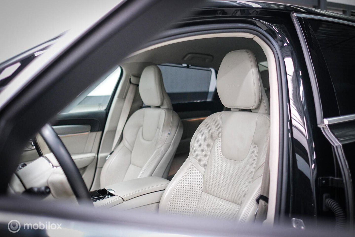 Volvo S90 2.0 T8 AWD Inscription | Luchtvering | B&W audio | Stoelkoeling | Trekhaak | NL auto NAP | 20 inch | Massage | rijklaar |