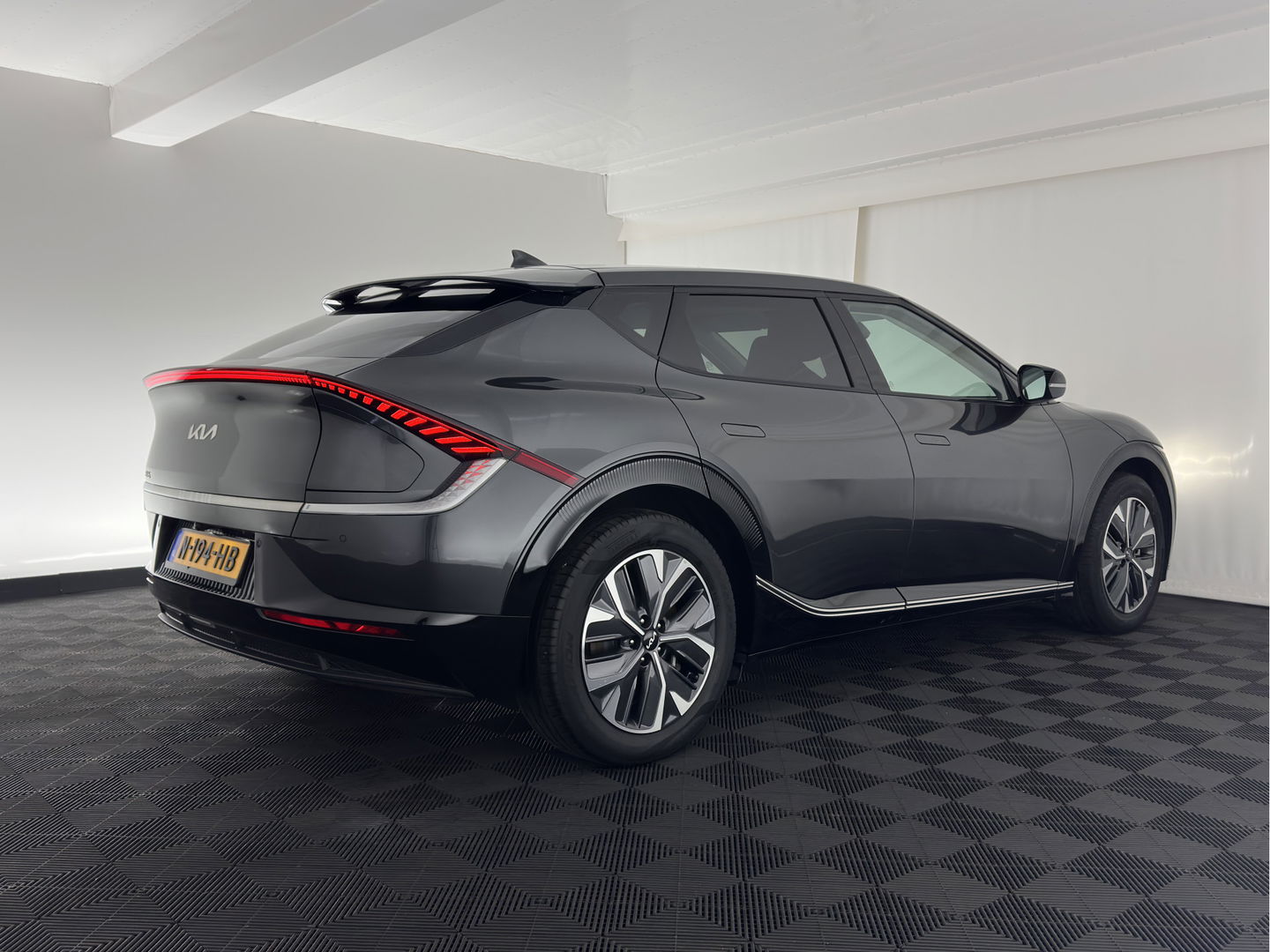 Kia Ev6 Plus 77.4 kWh [ 3-Fase ] (INCL-BTW) Aut. *LUXURY-LEATHER | ADAPTIVE-CRUISE | WIDE-SCREEN-DIGI-COCKPIT | MERIDIAN-AUDIO | MEMORY-PACK | FULL-LED | KEYLESS | CAMERA | DAB | BLIND-SPOT | NAVI-FULLMAP | 19''ALU*