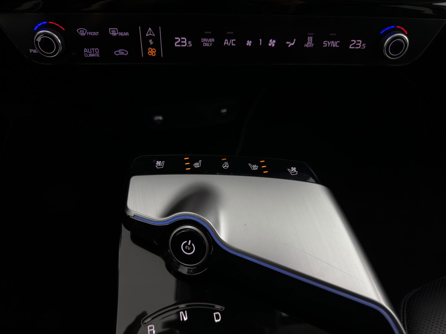 Kia Ev6 Plus 77.4 kWh [ 3-Fase ] (INCL-BTW) Aut. *LUXURY-LEATHER | ADAPTIVE-CRUISE | WIDE-SCREEN-DIGI-COCKPIT | MERIDIAN-AUDIO | MEMORY-PACK | FULL-LED | KEYLESS | CAMERA | DAB | BLIND-SPOT | NAVI-FULLMAP | 19''ALU*