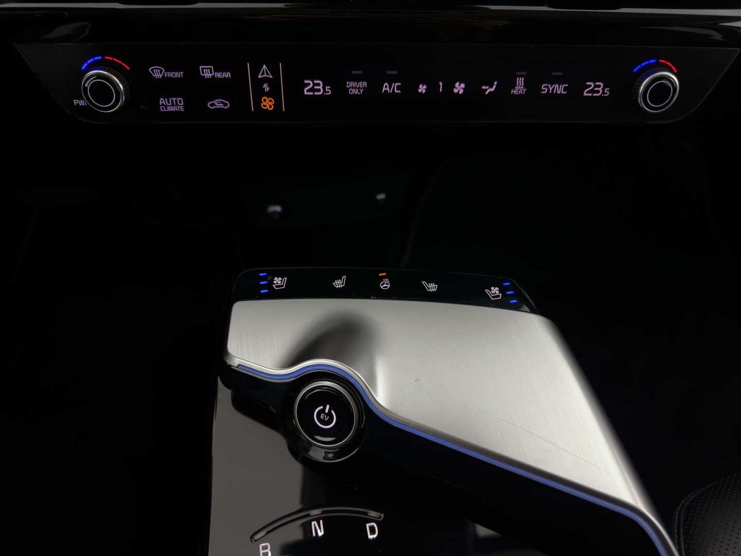 Kia Ev6 Plus 77.4 kWh [ 3-Fase ] (INCL-BTW) Aut. *LUXURY-LEATHER | ADAPTIVE-CRUISE | WIDE-SCREEN-DIGI-COCKPIT | MERIDIAN-AUDIO | MEMORY-PACK | FULL-LED | KEYLESS | CAMERA | DAB | BLIND-SPOT | NAVI-FULLMAP | 19''ALU*