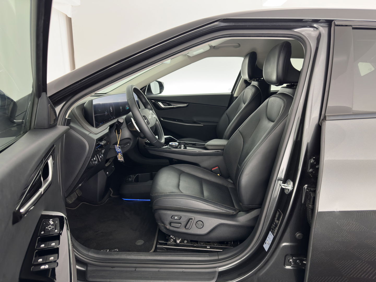 Kia Ev6 Plus 77.4 kWh [ 3-Fase ] (INCL-BTW) Aut. *LEATHER | ADAPTIVE-CRUISE | DIGI-COCKPIT | MERIDIAN-AUDIO | MEMORY-PACK | FULL-LED | KEYLESS | CAMERA | DAB | BLIND-SPOT | NAVI-FULLMAP | PRIVACY-GLASS | AMBIENT-LIGHT | ...