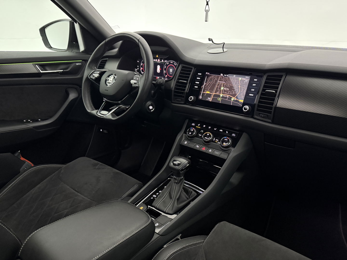 Škoda Kodiaq 1.5 TSI Sportline Business | Pano | Memory | Sfeer | Virtual | Adap. Cruise | Stoel/Stuurverw. | Carplay | Camera | Trekh.