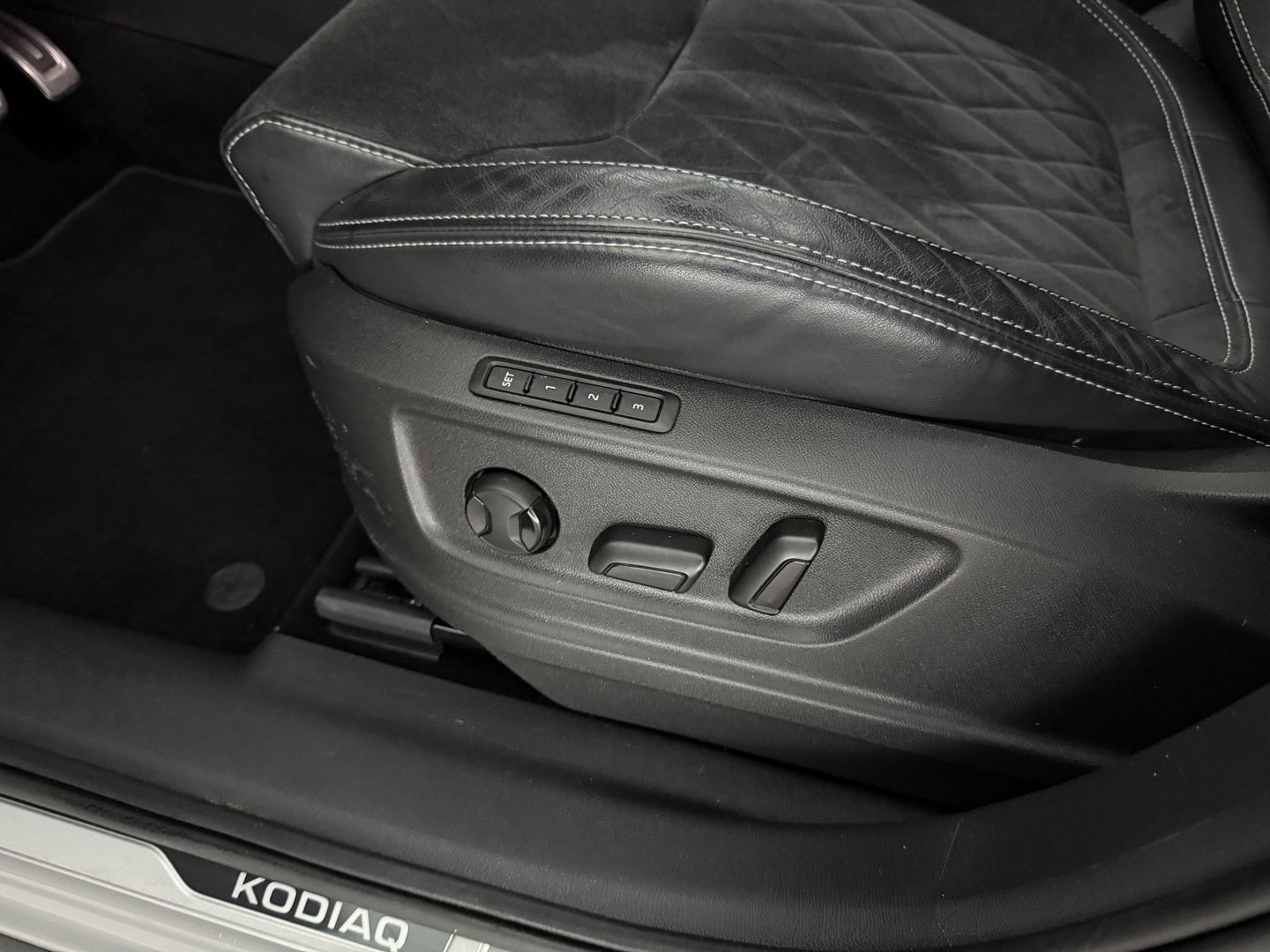 Škoda Kodiaq 1.5 TSI Sportline Business | Pano | Memory | Sfeer | Virtual | Adap. Cruise | Stoel/Stuurverw. | Carplay | Camera | Trekh.