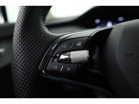 Škoda Enyaq iV 80 | Digital Cockpit | ACC | Elek. Trekhaak | Keyless | Stoel- Stuur verw. | 21'' | Camera