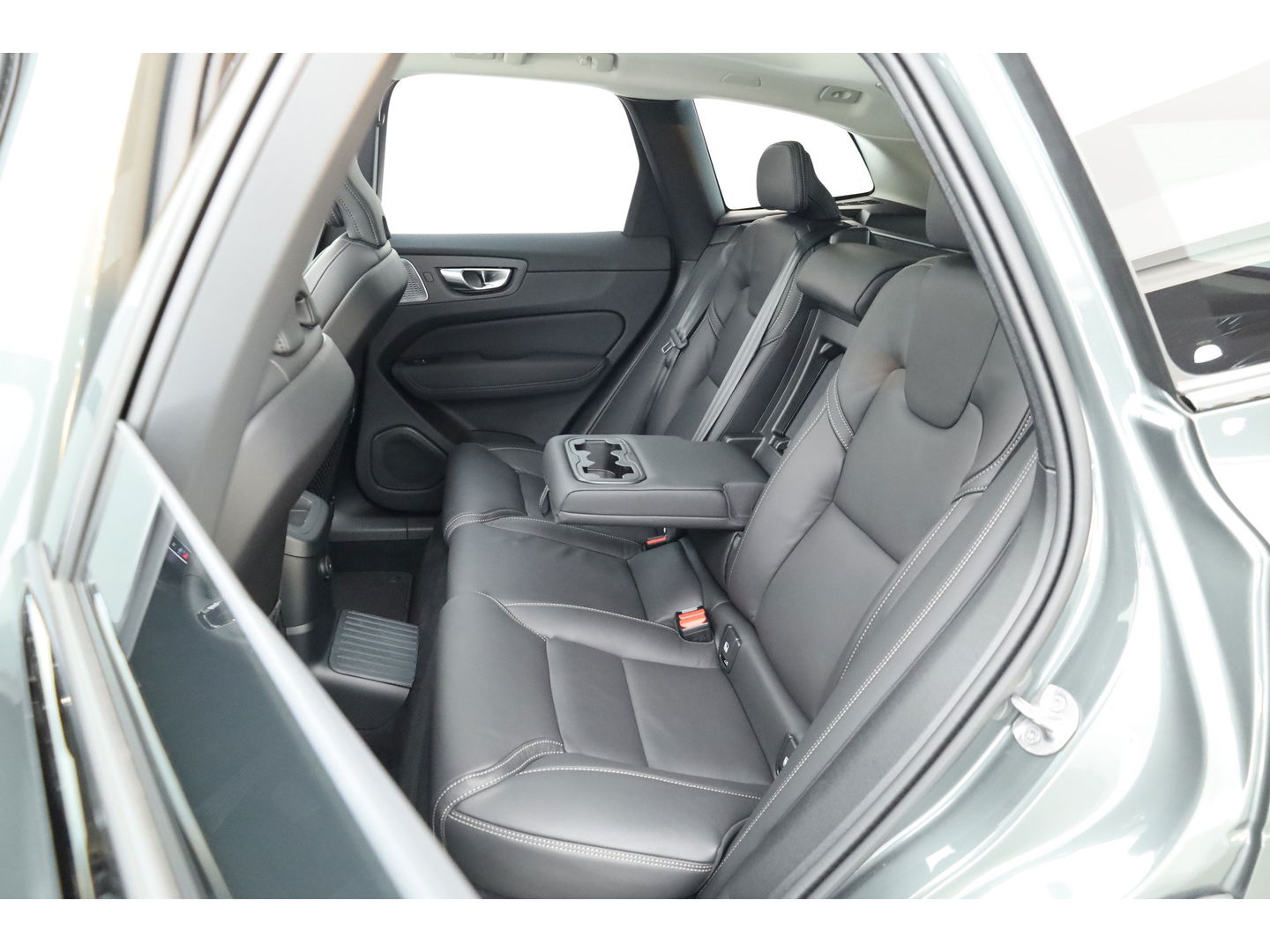 Volvo XC60 2.0 T8 Plug-in hybrid AWD Ultra Dark "Forest Lake" | Facelift | Memory | Pano | Luchtvering | Massage | Bowers & Wilkins