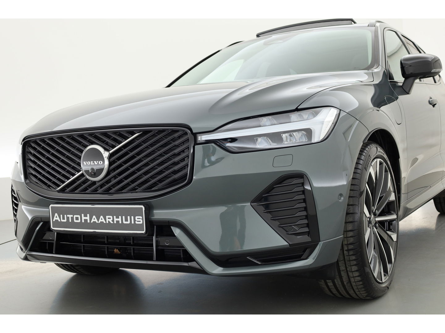 Volvo XC60 2.0 T8 Plug-in hybrid AWD Ultra Dark "Forest Lake" | Facelift | Memory | Pano | Luchtvering | Massage | Bowers & Wilkins