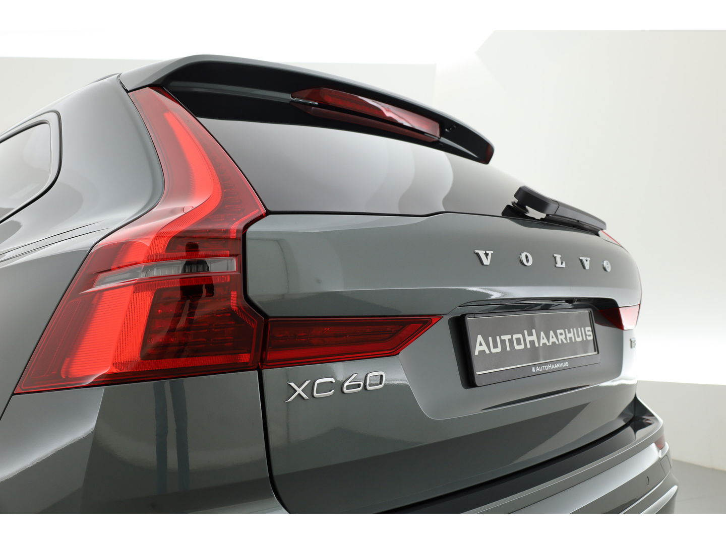 Volvo XC60 2.0 T8 Plug-in hybrid AWD Ultra Dark "Forest Lake" | Facelift | Memory | Pano | Luchtvering | Massage | Bowers & Wilkins