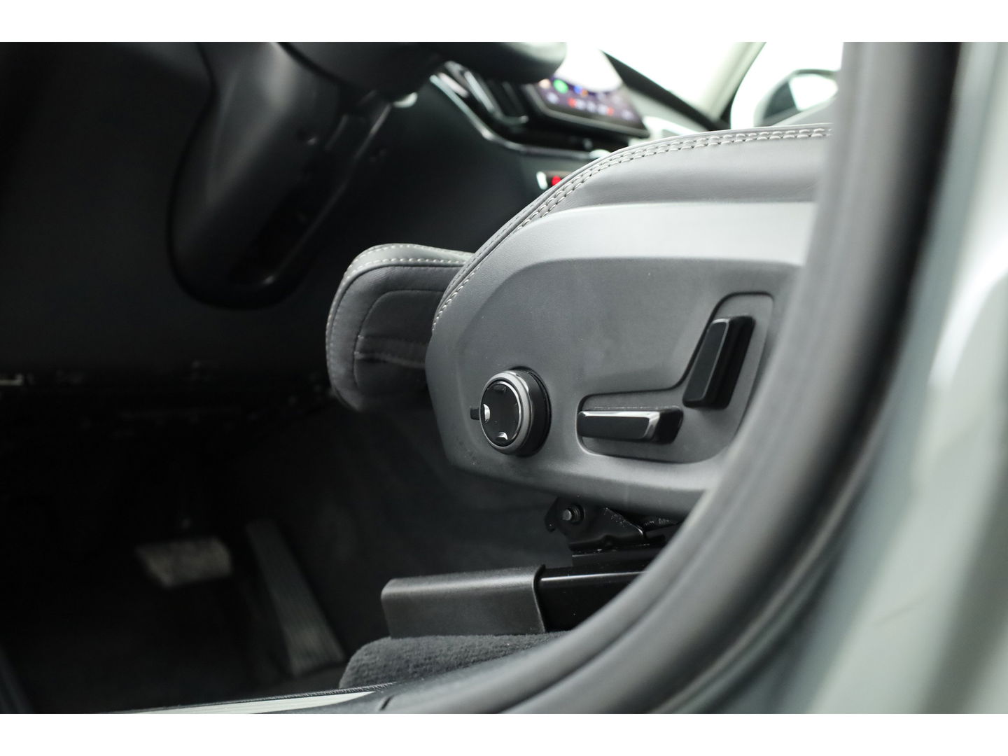 Volvo XC60 2.0 T8 Plug-in hybrid AWD Ultra Dark "Forest Lake" | Facelift | Memory | Pano | Luchtvering | Massage | Bowers & Wilkins