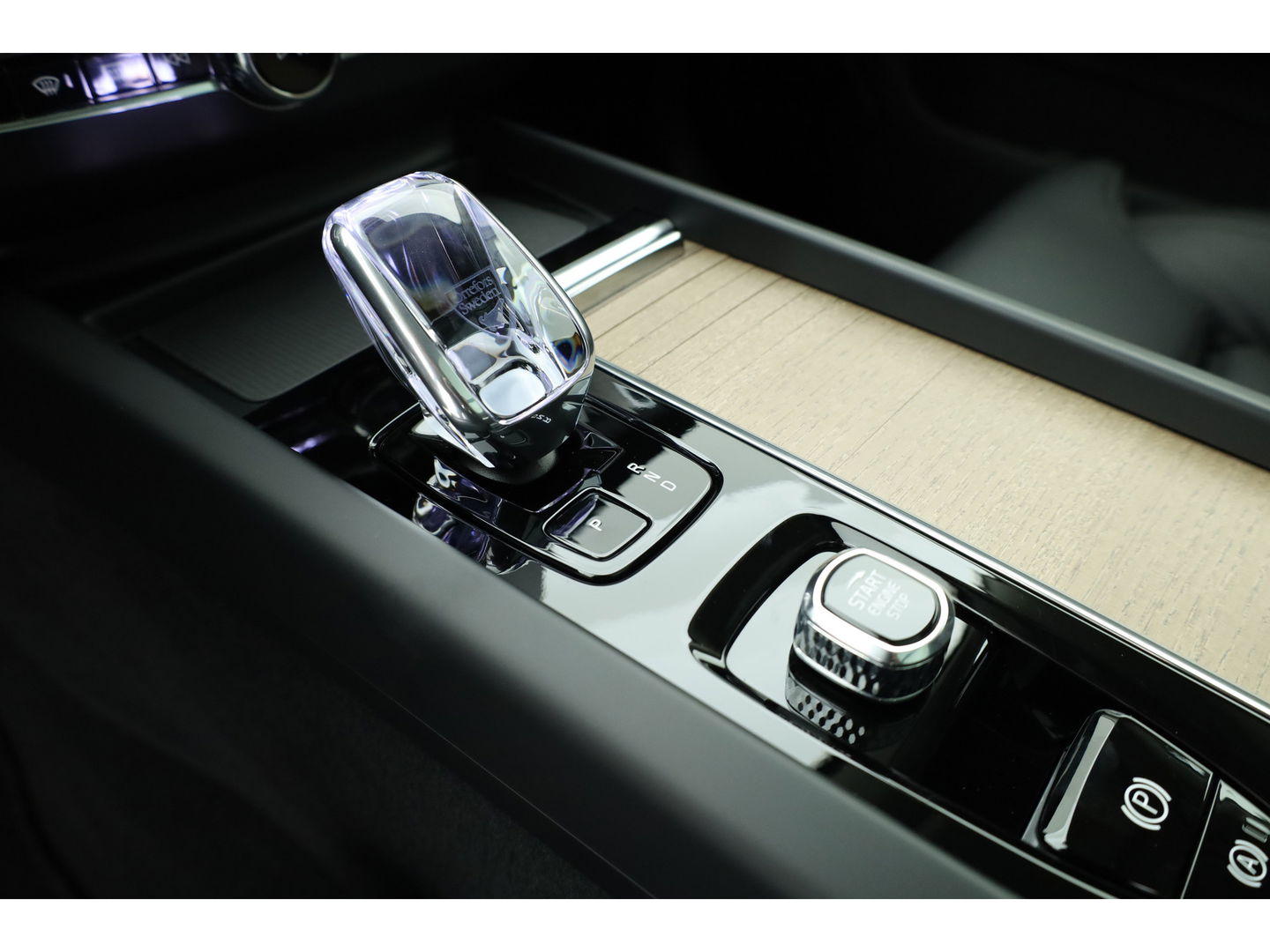 Volvo XC60 2.0 T8 Plug-in hybrid AWD Ultra Dark "Forest Lake" | Facelift | Memory | Pano | Luchtvering | Massage | Bowers & Wilkins