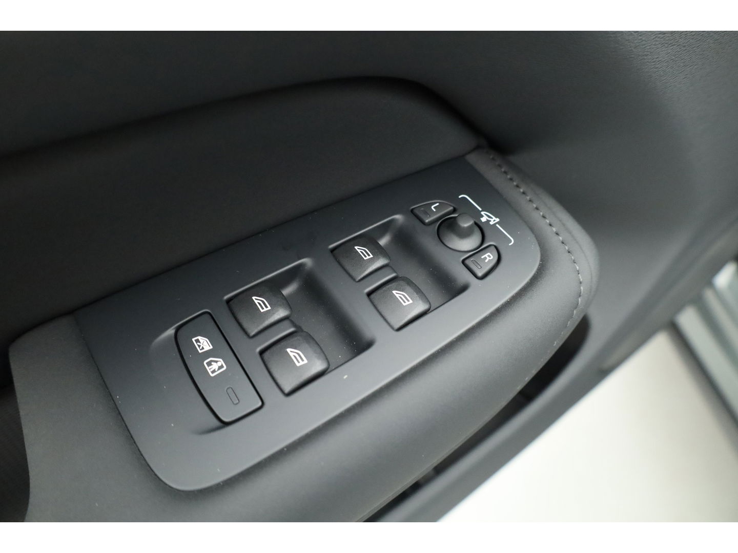 Volvo XC60 2.0 T8 Plug-in hybrid AWD Ultra Dark "Forest Lake" | Facelift | Memory | Pano | Luchtvering | Massage | Bowers & Wilkins