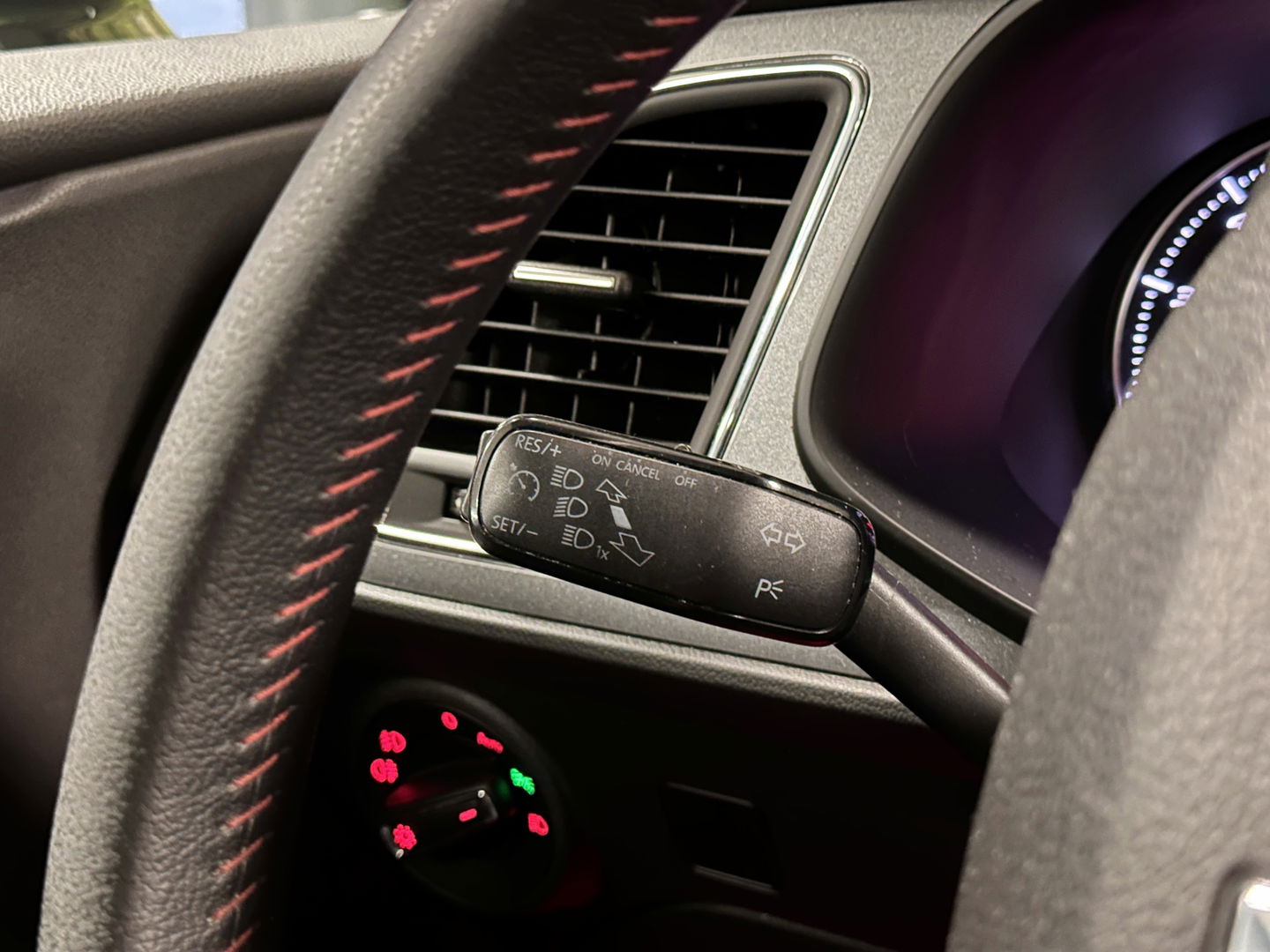 SEAT Leon 1.4 TSI FR | Cruise Control | Parkeersensoren | Stoelverwarming | Rijmodusregeling | Sfeerverlichting | Bluetooth | Seat Sound