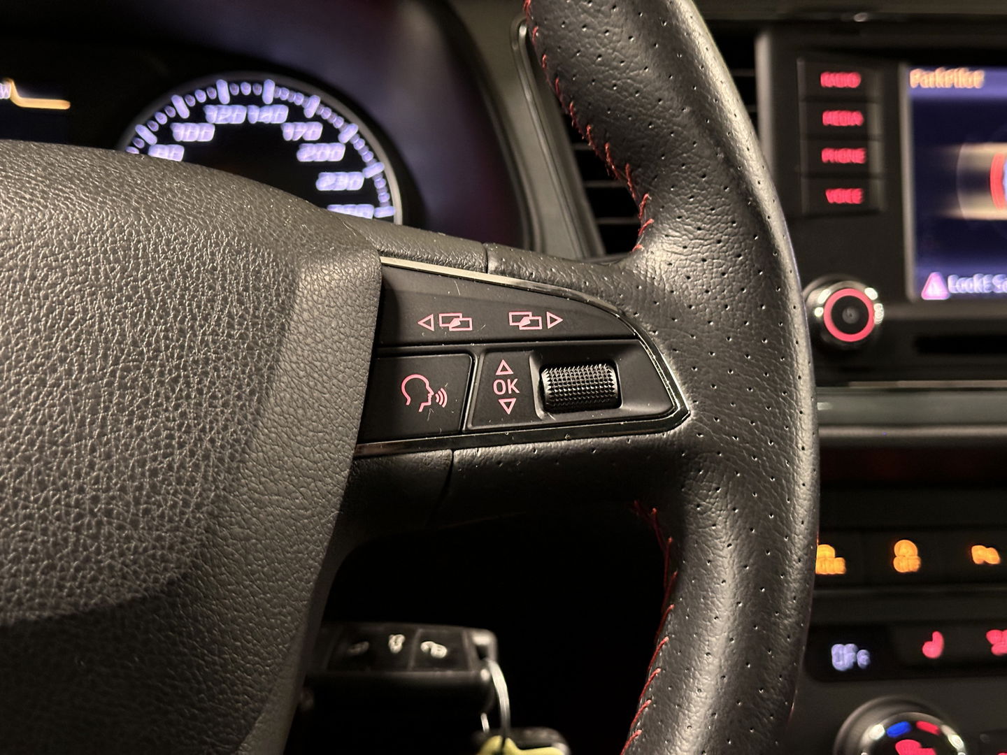 SEAT Leon 1.4 TSI FR | Cruise Control | Parkeersensoren | Stoelverwarming | Rijmodusregeling | Sfeerverlichting | Bluetooth | Seat Sound