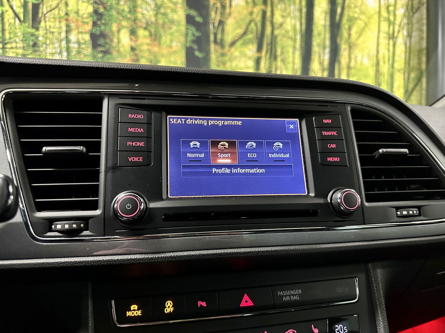 SEAT Leon 1.4 TSI FR | Cruise Control | Parkeersensoren | Stoelverwarming | Rijmodusregeling | Sfeerverlichting | Bluetooth | Seat Sound