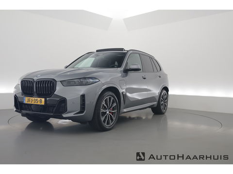 BMW X5 xDrive50e M Sport Pro | Iconic Glow | | Pano | Soft Close | HUD | Luchtvering | Harman Kardon | Elek. Trekhaak |