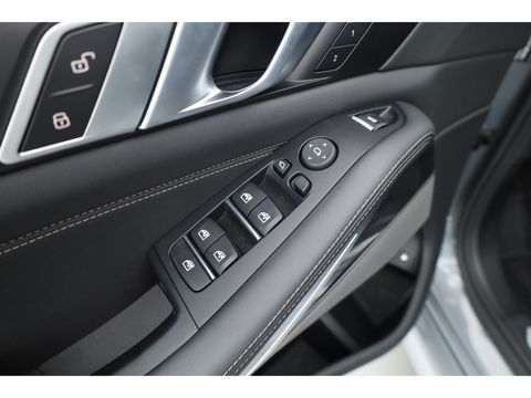 BMW X5 xDrive50e M Sport Pro | Iconic Glow | | Pano | Soft Close | HUD | Luchtvering | Harman Kardon | Elek. Trekhaak |