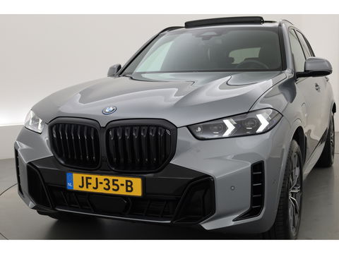 BMW X5 xDrive50e M Sport Pro | Iconic Glow | | Pano | Soft Close | HUD | Luchtvering | Harman Kardon | Elek. Trekhaak |