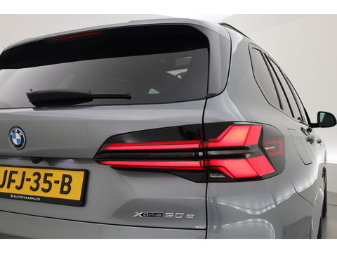 BMW X5 xDrive50e M Sport Pro | Iconic Glow | | Pano | Soft Close | HUD | Luchtvering | Harman Kardon | Elek. Trekhaak |