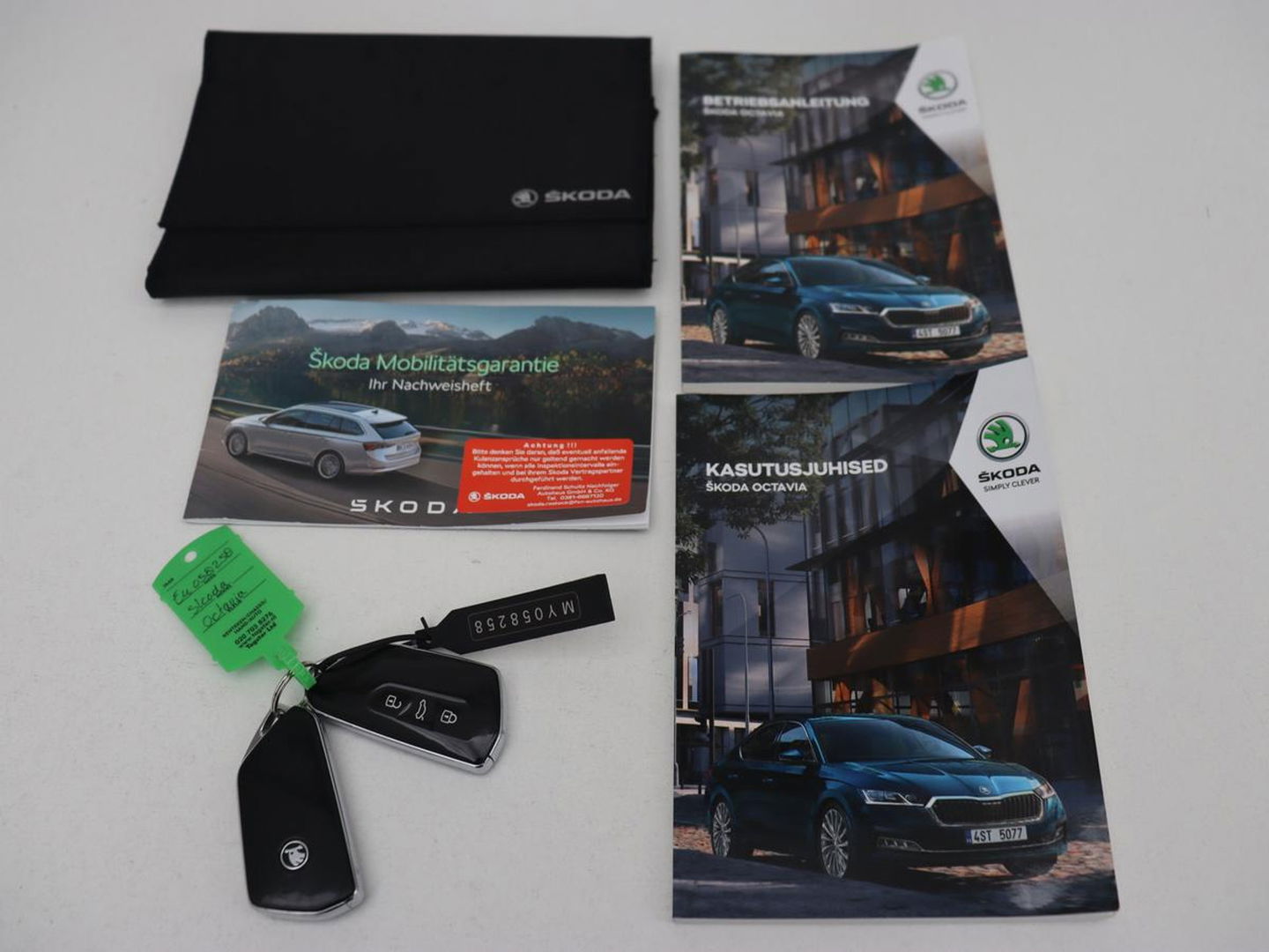 Škoda Octavia 2.0 TSI RS | 245pk | Trekhaak | Stoelverwarming | Adaptive cruise | Camera | Sfeerverlichting | Navigatie | Canton Sound | Sportstoelen | Virtual Cockpit | Full LED