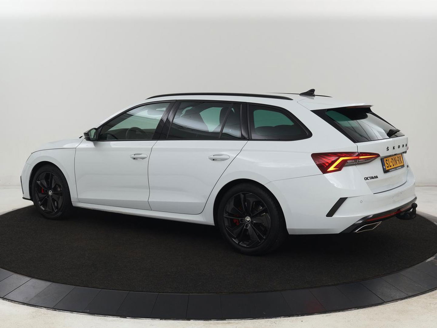 Škoda Octavia 2.0 TSI RS | 245pk | Trekhaak | Stoelverwarming | Adaptive cruise | Camera | Sfeerverlichting | Navigatie | Canton Sound | Sportstoelen | Virtual Cockpit | Full LED