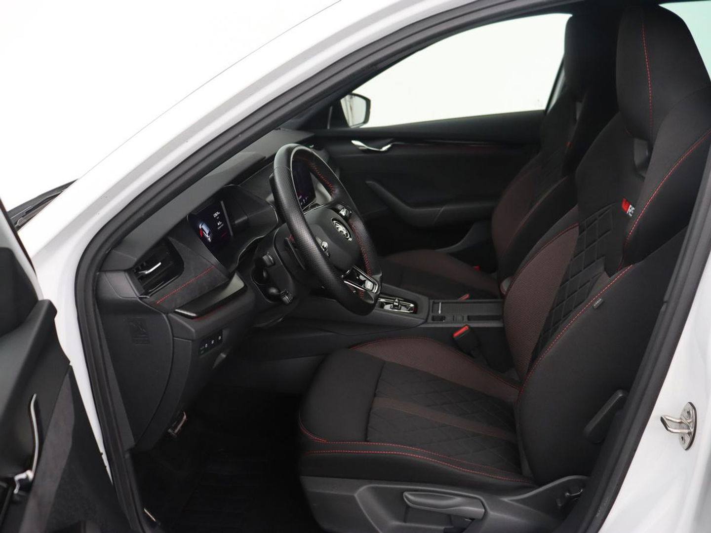 Škoda Octavia 2.0 TSI RS | 245pk | Trekhaak | Stoelverwarming | Adaptive cruise | Camera | Sfeerverlichting | Navigatie | Canton Sound | Sportstoelen | Virtual Cockpit | Full LED