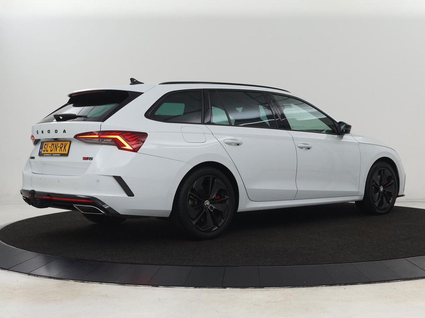 Škoda Octavia 2.0 TSI RS | 245pk | Trekhaak | Stoelverwarming | Adaptive cruise | Camera | Sfeerverlichting | Navigatie | Canton Sound | Sportstoelen | Virtual Cockpit | Full LED