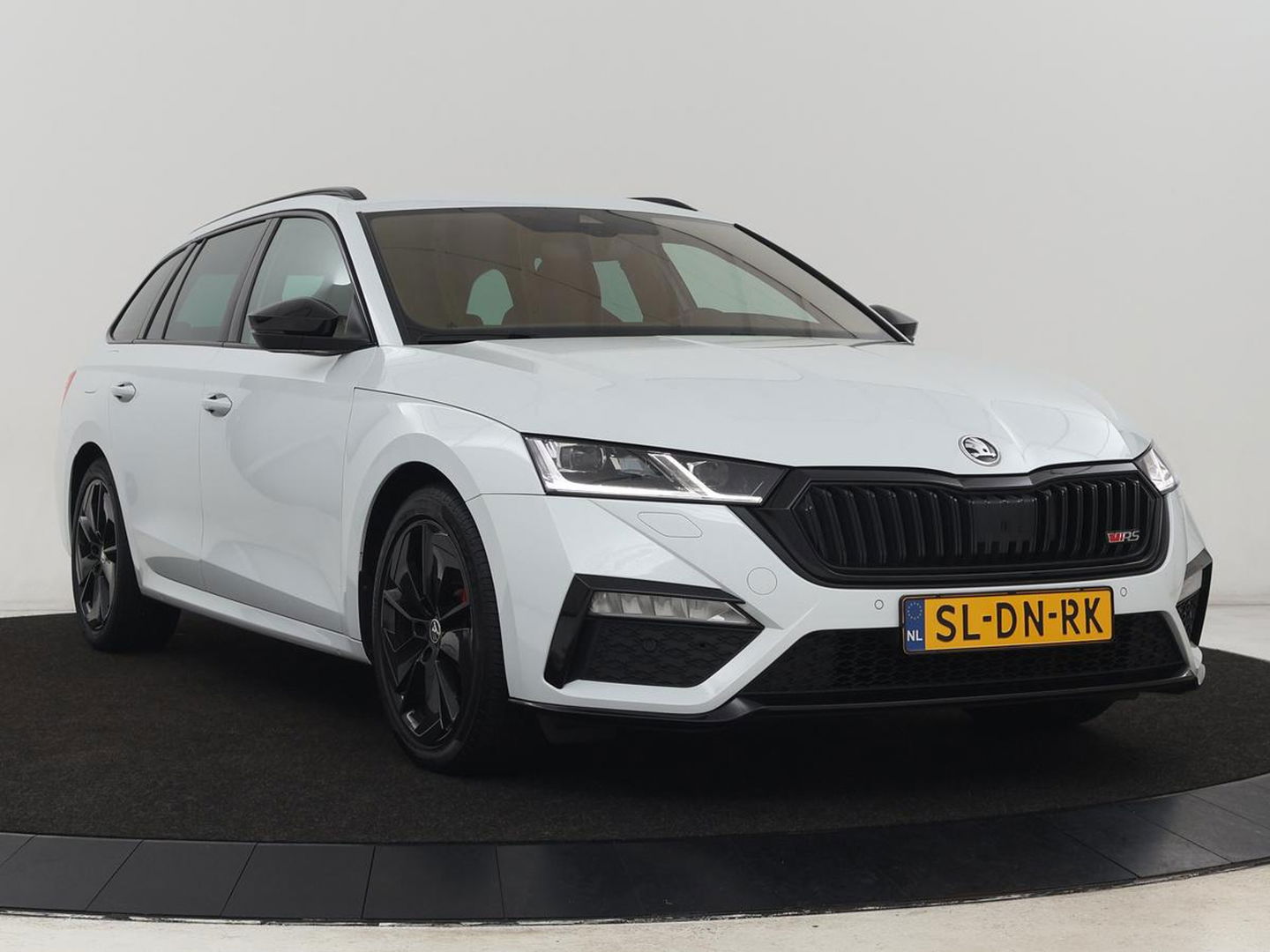 Škoda Octavia 2.0 TSI RS | 245pk | Trekhaak | Stoelverwarming | Adaptive cruise | Camera | Sfeerverlichting | Navigatie | Canton Sound | Sportstoelen | Virtual Cockpit | Full LED