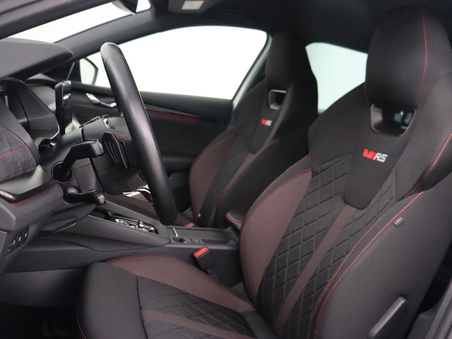 Škoda Octavia 2.0 TSI RS | 245pk | Trekhaak | Stoelverwarming | Adaptive cruise | Camera | Sfeerverlichting | Navigatie | Canton Sound | Sportstoelen | Virtual Cockpit | Full LED