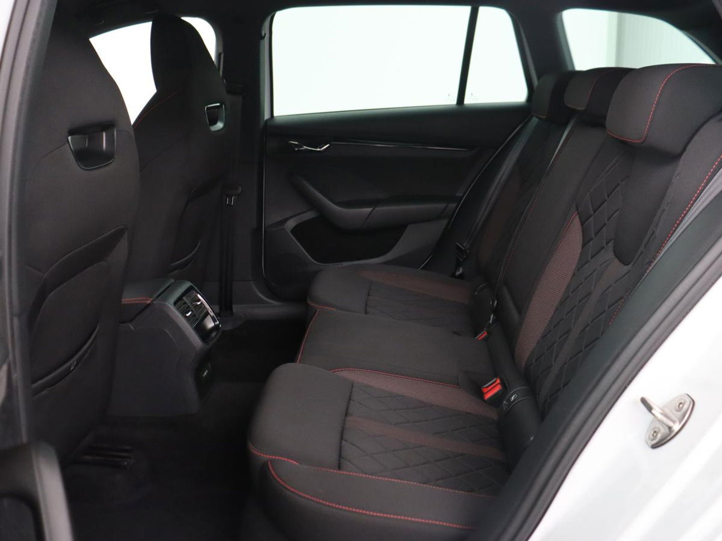 Škoda Octavia 2.0 TSI RS | 245pk | Trekhaak | Stoelverwarming | Adaptive cruise | Camera | Sfeerverlichting | Navigatie | Canton Sound | Sportstoelen | Virtual Cockpit | Full LED