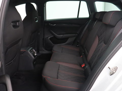 Škoda Octavia 2.0 TSI RS | 245pk | Trekhaak | Stoelverwarming | Adaptive cruise | Camera | Sfeerverlichting | Navigatie | Canton Sound | Sportstoelen | Virtual Cockpit | Full LED