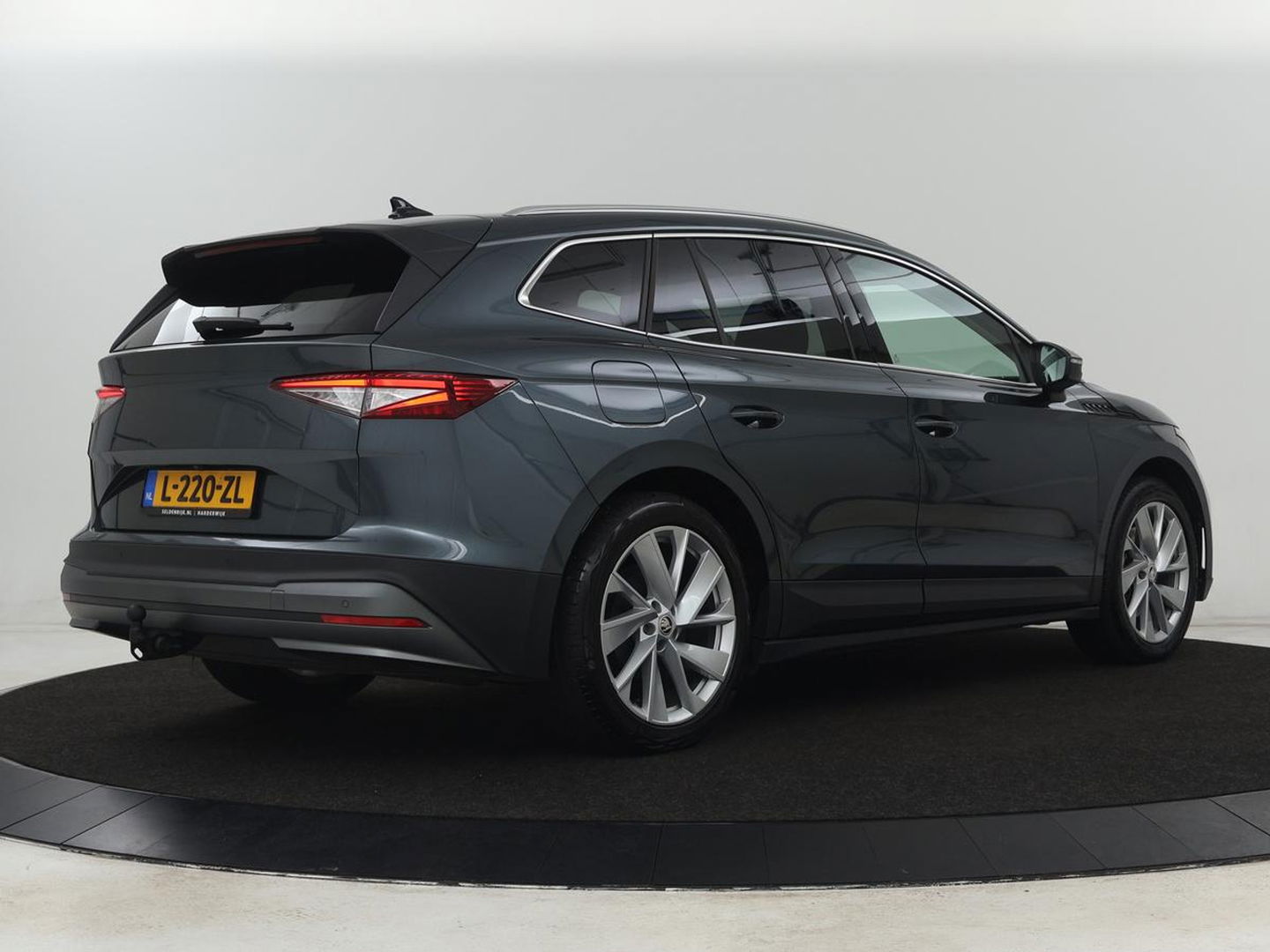 Škoda Enyaq iV 80 | Warmtepomp | Trekhaak | Matrix LED | Adaptive cruise | Keyless | Camera | Half leder | Stuurverwarming | Memory | Navigatie | Climate control | Dodehoek detectie | Getint glas