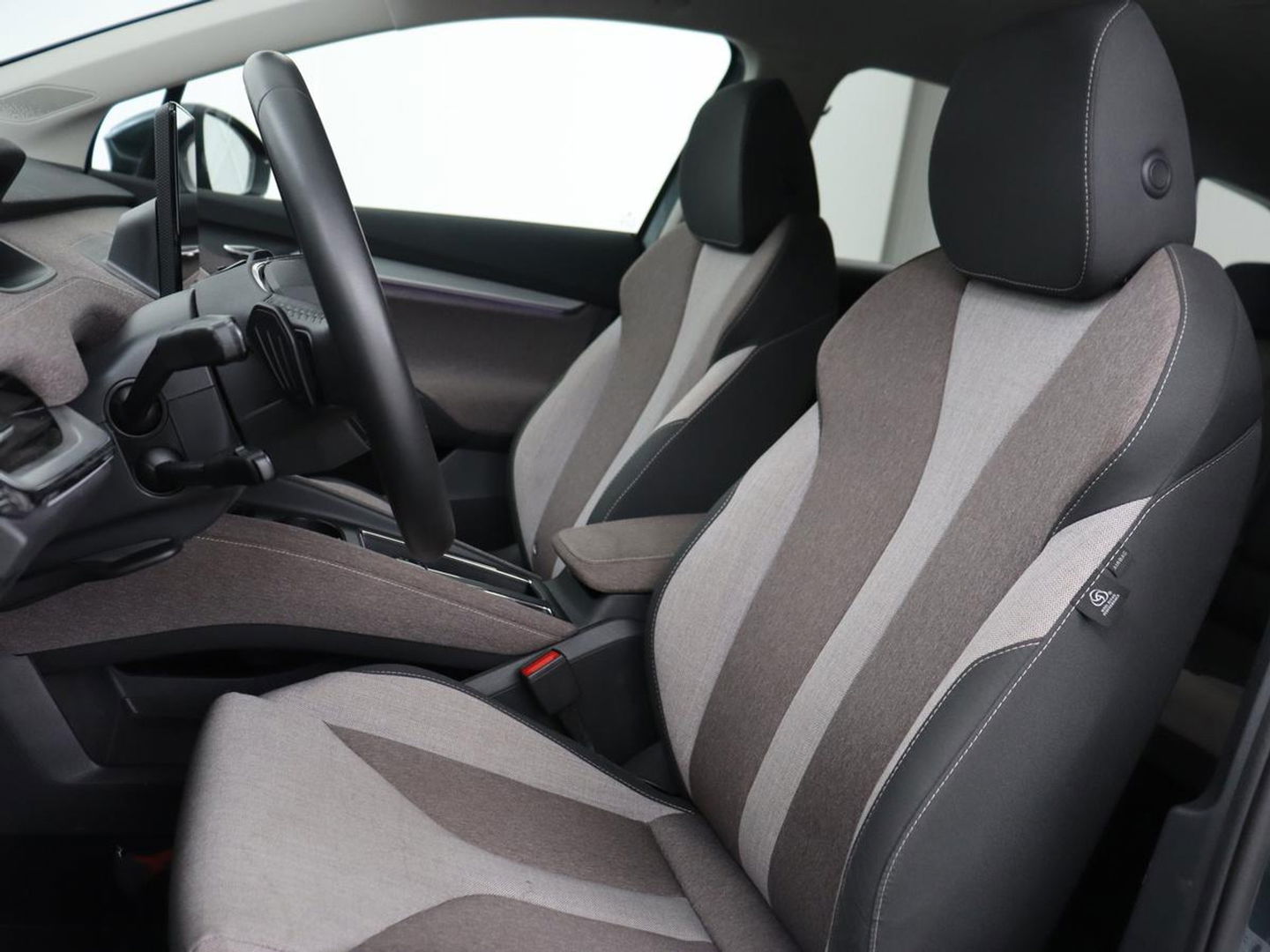 Škoda Enyaq iV 80 | Warmtepomp | Trekhaak | Matrix LED | Adaptive cruise | Keyless | Camera | Half leder | Stuurverwarming | Memory | Navigatie | Climate control | Dodehoek detectie | Getint glas