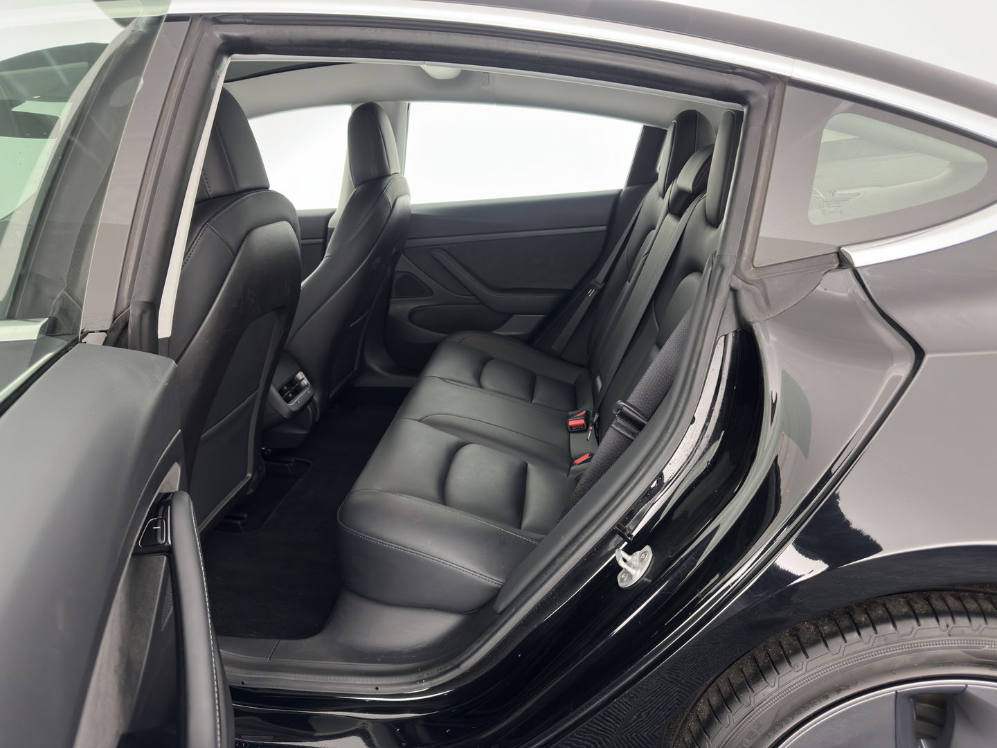 Tesla Model 3 Standard RWD Plus 60 kWh [ 3-Fase ] {SOH-86%} (INCL-BTW) Aut. *PANO | AUTO-PILOT | LEATHER | KEYLESS | FULL-LED | MEMORY-PACK | SURROUND-VIEW | DAB | CARPLAY | DIGI-COCKPIT | LANE-ASSIST | COMFORT-SEATS | 18"ALU*