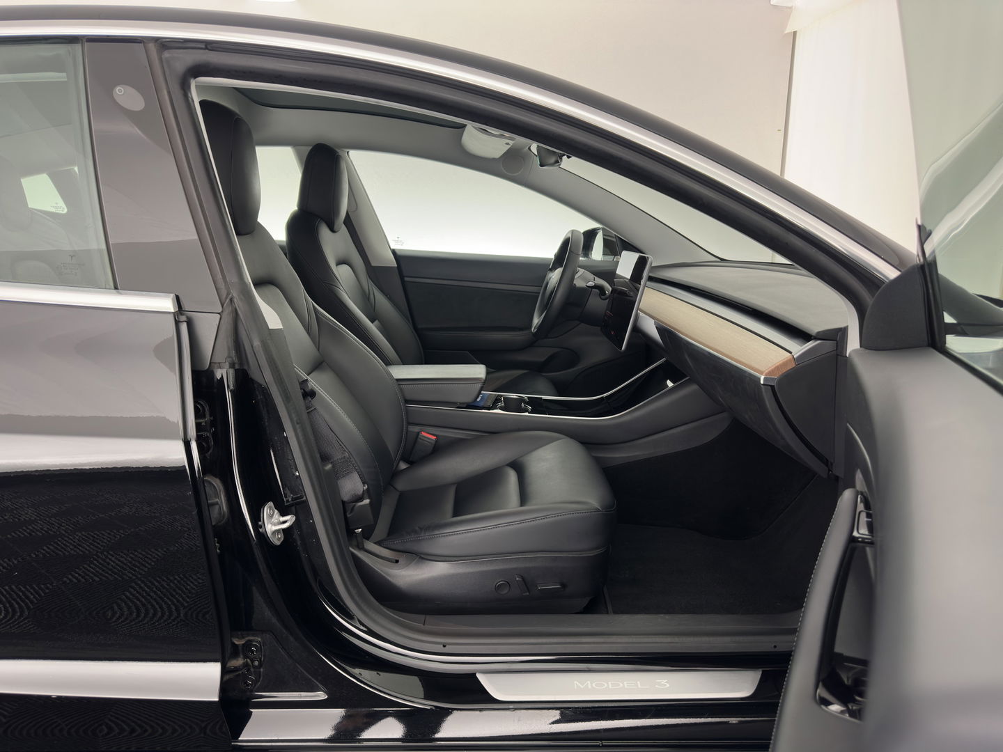 Tesla Model 3 Standard RWD Plus 60 kWh [ 3-Fase ] {SOH-86%} (INCL-BTW) Aut. *PANO | AUTO-PILOT | LEATHER | KEYLESS | FULL-LED | MEMORY-PACK | SURROUND-VIEW | DAB | CARPLAY | DIGI-COCKPIT | LANE-ASSIST | COMFORT-SEATS | 18"ALU*