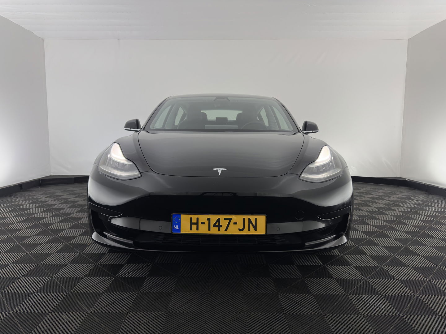 Tesla Model 3 Standard RWD Plus 60 kWh [ 3-Fase ] {SOH-86%} (INCL-BTW) Aut. *PANO | AUTO-PILOT | LEATHER | KEYLESS | FULL-LED | MEMORY-PACK | SURROUND-VIEW | DAB | CARPLAY | DIGI-COCKPIT | LANE-ASSIST | COMFORT-SEATS | 18"ALU*